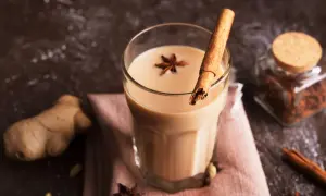 Aromatyczny napój chai, czyli co to jest? Szklanka mlecznego napoju z cynamonem, anyżem i imbirem.
