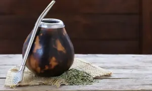 Naczynie z tykwy palo santo, gotowe do pierwszego użycia. Obok yerba mate i metalowa bombilla.