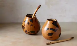 Dwie tykwy, jedna z bombillą, gotowe do rytuału picia yerba mate.