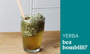 Szklanka z yerba mate i słomką, gotowa do picia. Jak pić yerba mate bez bombilli? To proste!