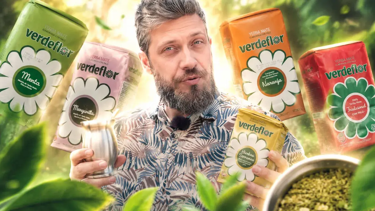 Mężczyzna prezentuje różne smaki yerba mate Verdeflor, wyjaśniając, yerba mate co to jest i jak ją przygotować.