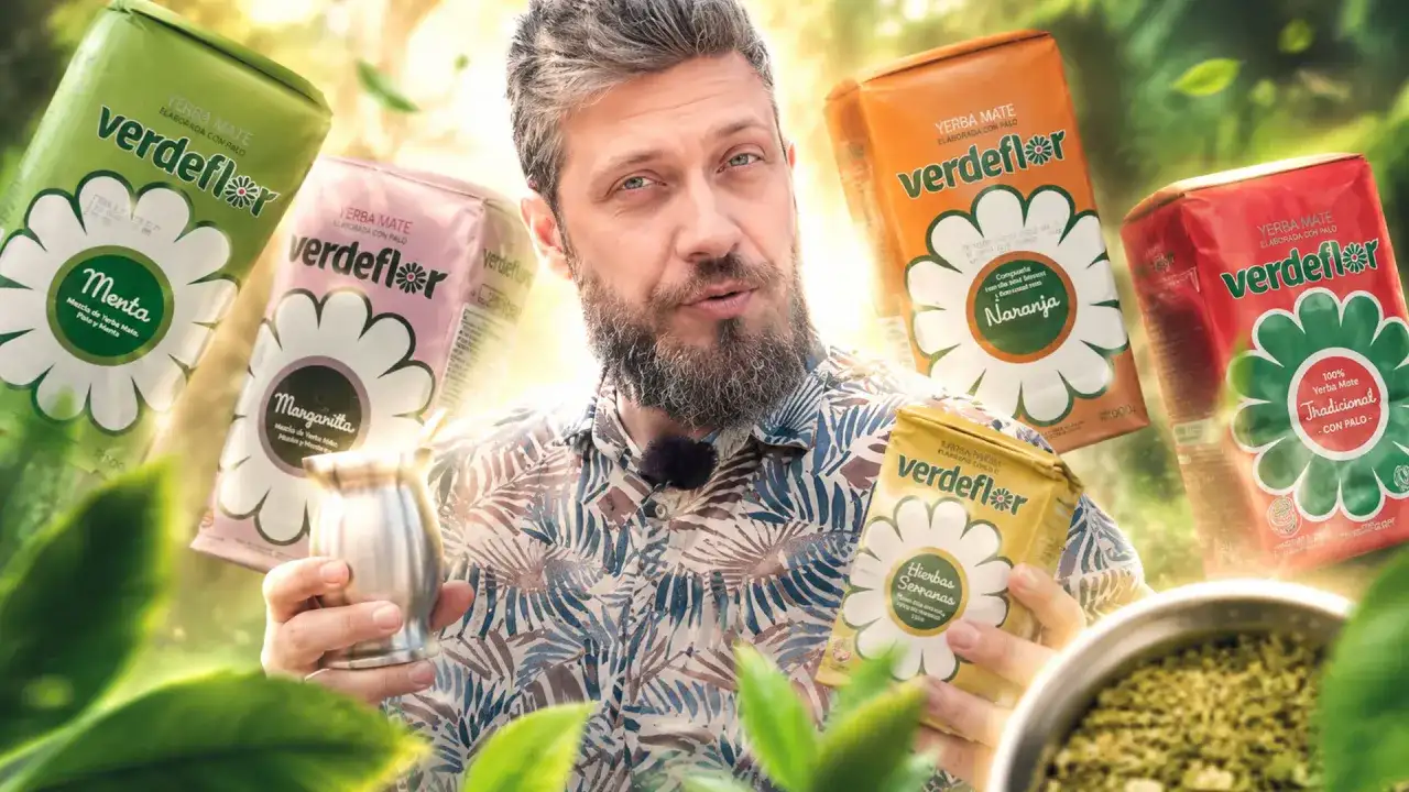 Mężczyzna prezentuje różne smaki yerba mate Verdeflor, wyjaśniając, yerba mate co to jest i jak ją przygotować.
